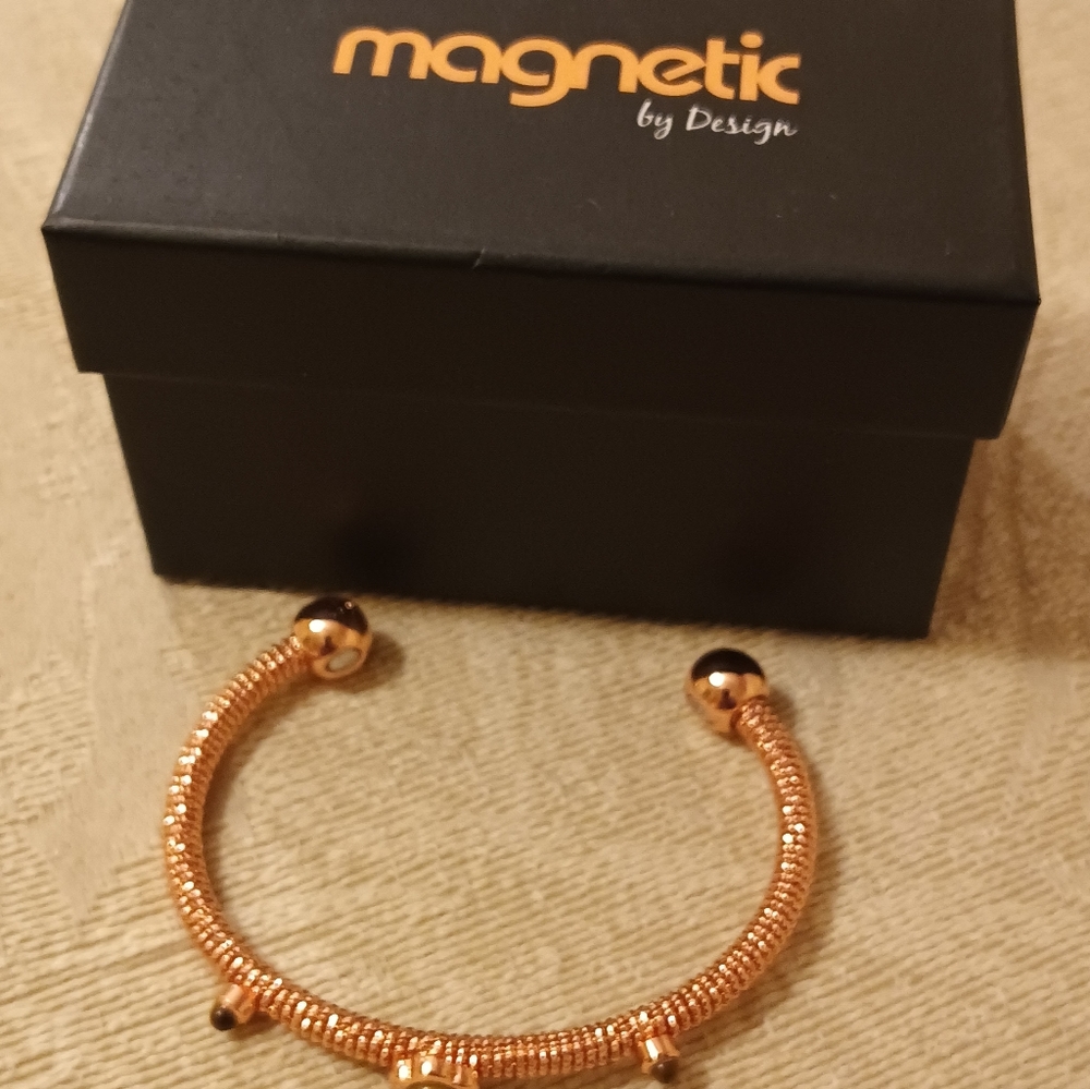 MAGNETIC BY DESIGN BANGLE - Picture 4 of 5